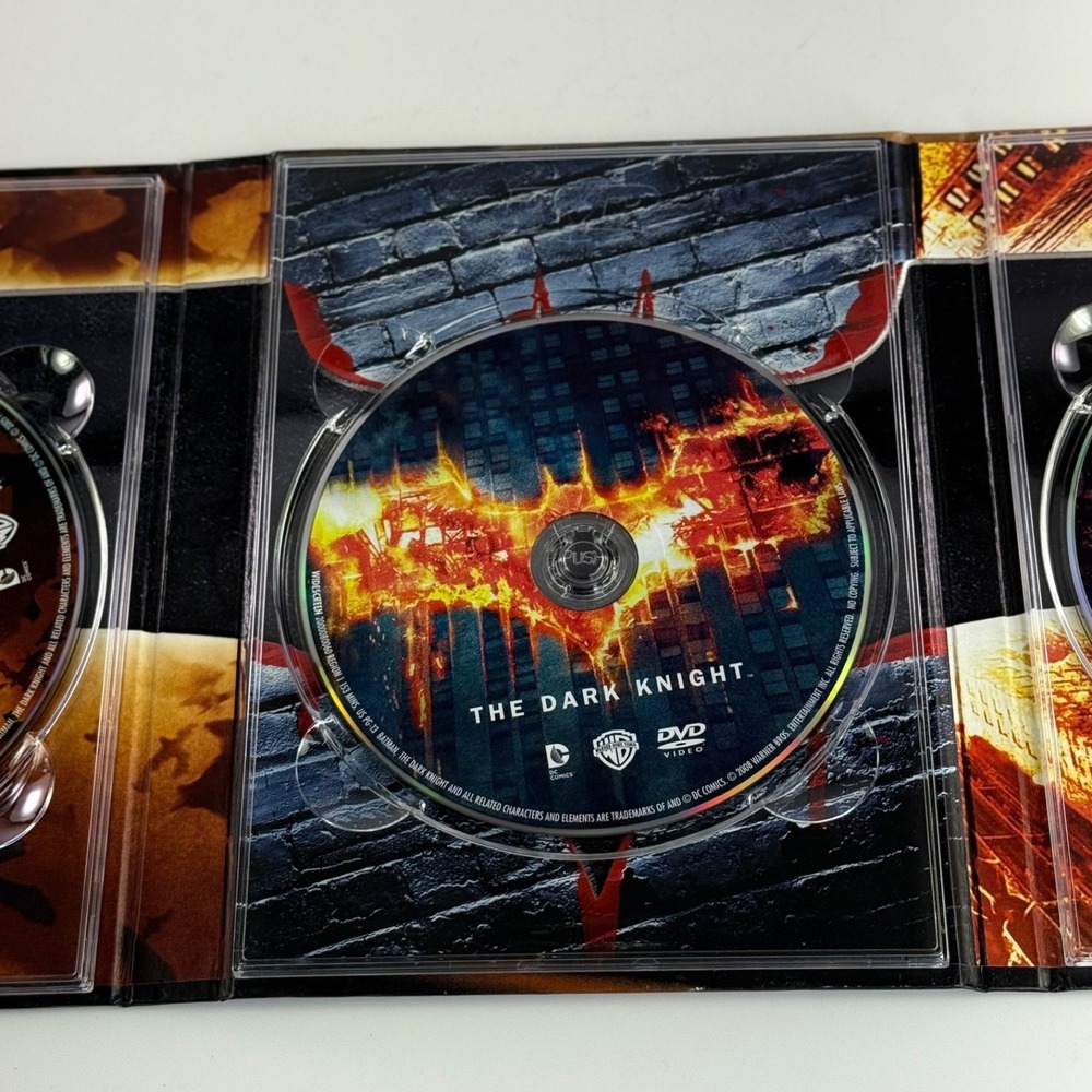 The Dark Knight Trilogy DVD Limited Edition Gift Set Lenticular Art Book 3-Disc - Picture 12 of 15